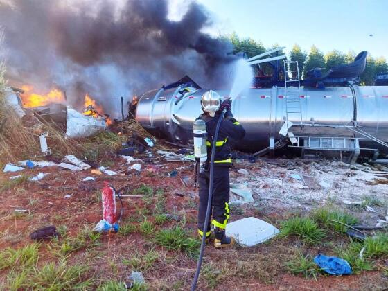 Batida entre carretas causa incêndio e mata dois caminhoneiros