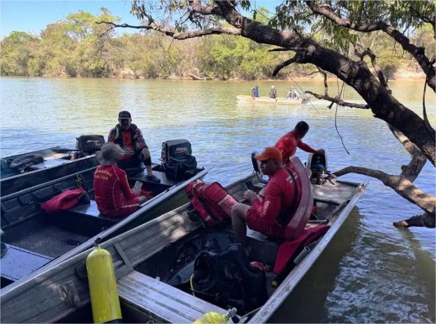 Adultos e criança de 6 anos morrem afogados após canoa virar durante travessia em rio de MT