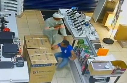 Bandidos invadem loja no CPA e fazem funcionários reféns; vídeo