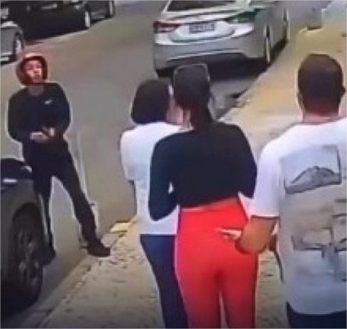 Vídeo: Homem tenta assaltar idosa com arma falsa, mas é descoberto e leva surra de populares