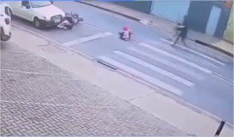 Vídeo: Pai agride motociclista após filho ser atropelado na faixa de pedestres