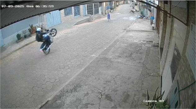 Idosa morre após ser atropelada por motociclista que empinava a moto; vídeo