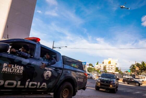 Mais de 100 policiais caçam bando que roubou agência bancária em MT