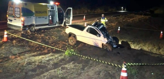 Motorista invade pista contrária e morre na hora em colisão com carreta