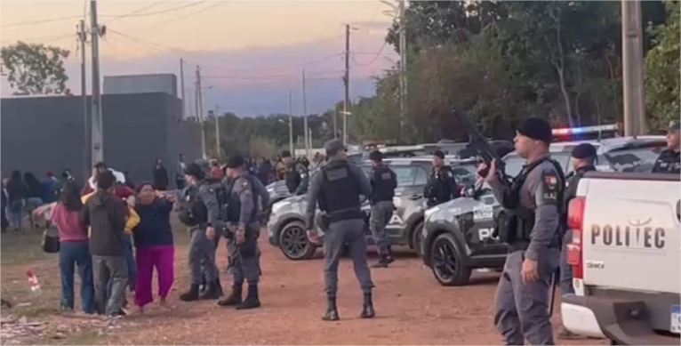 Confronto com a Força Tática termina com mortes e bombas de efeito moral em Cuiabá; vídeo