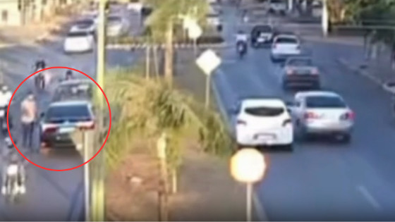 Vídeo: Homem persegue ex no trânsito, joga o carro contra o dela e ameaça matar