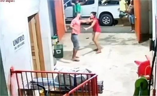 Imagens mostram homem tentando assassinar esposa a facadas em cidade de MT