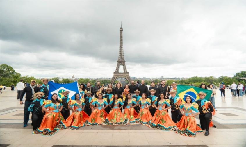Grupo Flor Ribeirinha encerra turnê internacional na Torre Eiffel