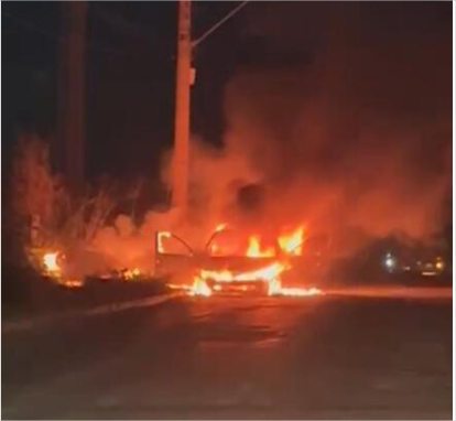 Carro é completamente destruído por incêndio em Cuiabá; veja vídeo