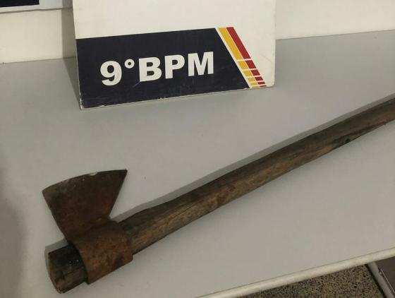 Jovem fica em estado grave depois de ser brutalmente agredida a machadadas