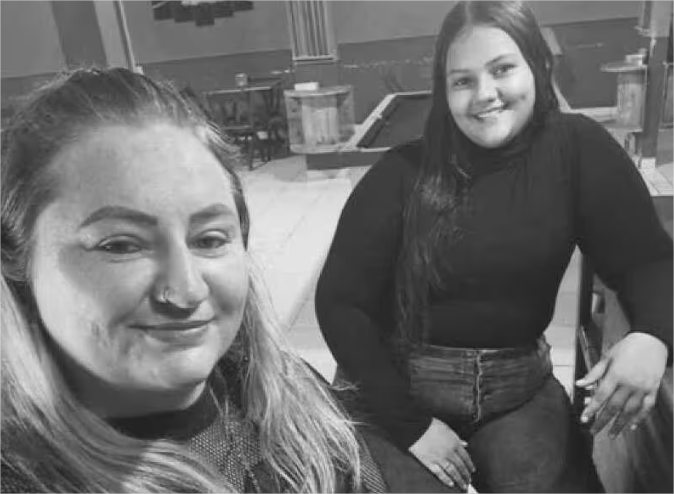 Mãe e filha morrem após carro capotar e cair em córrego em MT