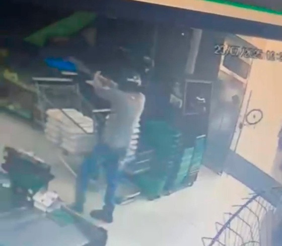 Vídeo flagra mascarado em mercado tentando matar morador de rua; veja