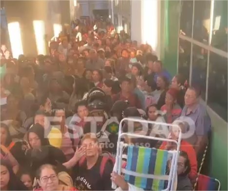 Centenas de pessoas se aglomeram na Prefeitura na busca por inscrição para casa própria