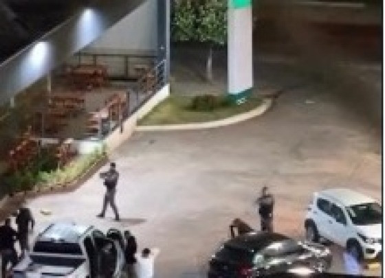 PM aborda grupo por perturbação do sossego em posto, em Cuiabá; veja vídeo