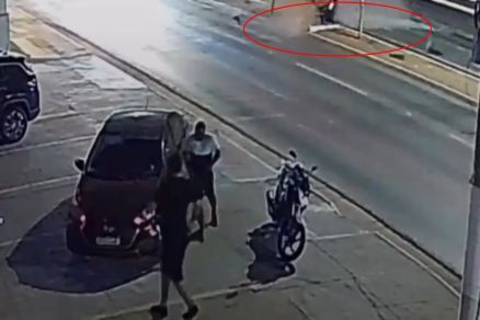 Vídeo mostra Voyage partindo ao meio após racha em Cuiabá