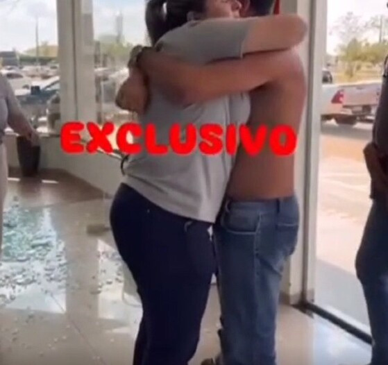 Vídeo mostra refém sem camisa sendo acolhido por colegas após assalto a agência do Sicredi