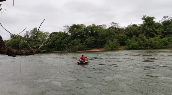 Em meio a galhos e cipós, corpo é encontrado boiando em rio