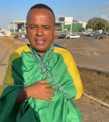 Vereador de MT se acorrenta à bandeira do Brasil na frente do STF; veja vídeo