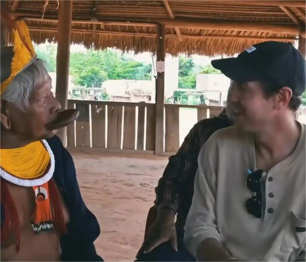 Piloto Sebastian Vettel grava série em MT e mostra impacto do garimpo sobre indígenas