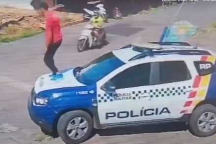 Homem sobe em viatura da PM para gravar vídeos de apologia ao crime e acaba preso