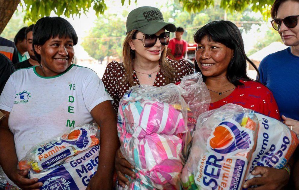 Primeira-dama de MT entrega cestas do programa SER Família Solidário na Aldeia Santa Clara, em Campinápolis