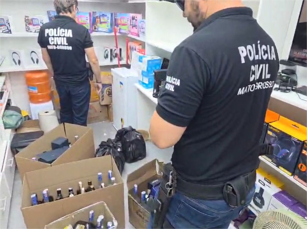 Camelôs são presos por venderem uísques falsificados no Shopping Popular