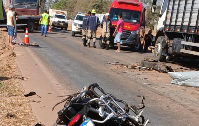 Acidente entre carretas, carro e motocicleta deixa mortos na BR-163