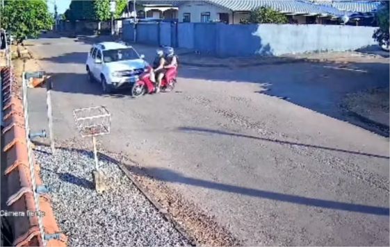Vídeo: Mãe e filho são arremessados após moto ser atingida por carro em MT