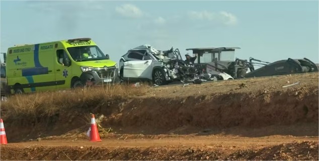 Motorista morre ao bater carro em caminhão na BR-163 em MT