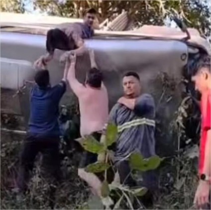Micro-ônibus tomba em ribanceira e deixa 2 mortos e 34 feridos (vídeo)