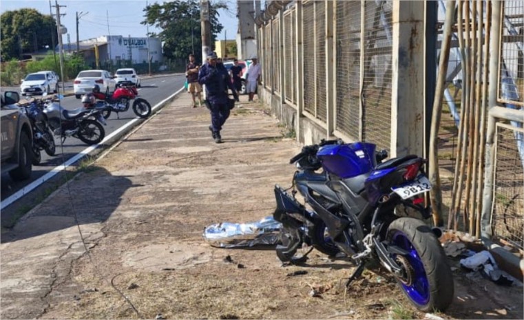 Jovem de 18 anos perde controle da moto, bate em portão e morre em VG
