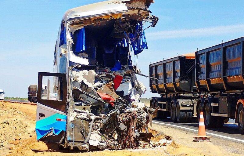 Batida entre ônibus e carreta deixa 11 mortos e mais de 40 feridos na BR-163 em MT; vídeo