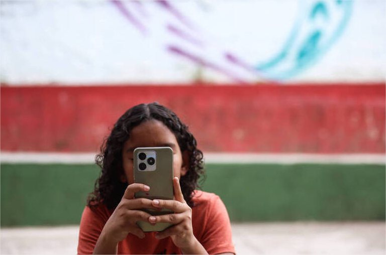 Veja como os pais podem proteger seus filhos da ‘adultização’ no celular