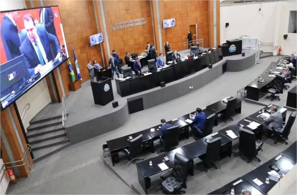 ALMT aprova 1ª votação de projeto que proíbe transição de gênero em menores de 18 anos em MT
