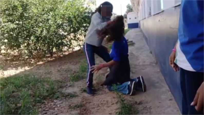 Vídeo: Adolescente é agredida com cabo de vassoura, socos e chutes por colegas em escola de MT