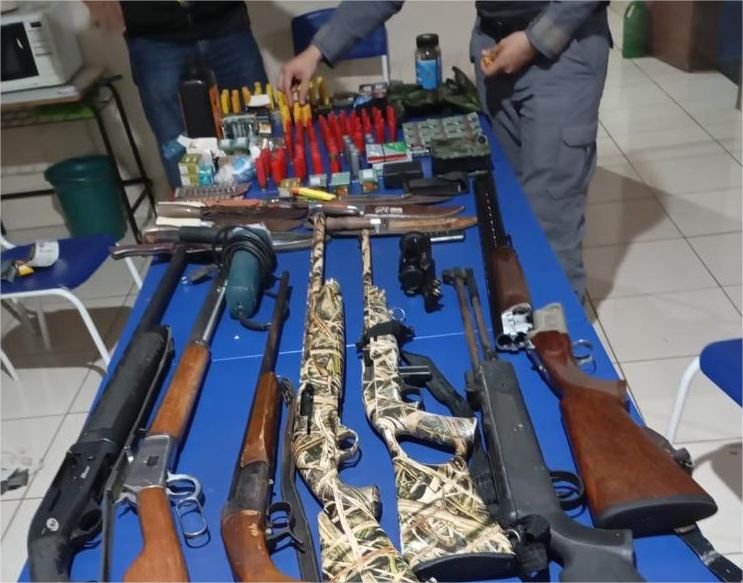 Polícia Militar prende dois homens por furto de armas e munições em Indiavaí
