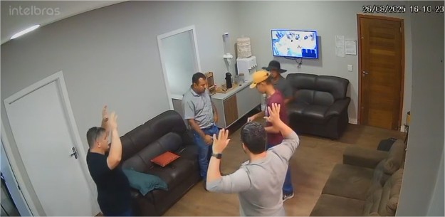 Criminosos roubam ouro e R$ 40 mil em assalto a joalheria em VG; veja vídeo