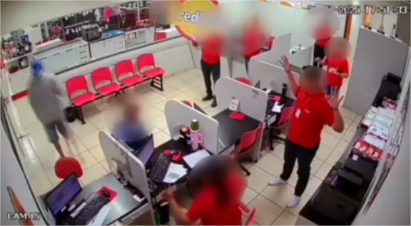 Câmera flagra ladrões rendendo funcionários e roubando loja