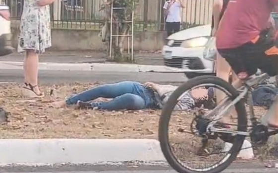 Motorista atropela casal de moto e foge em Cuiabá; veja vídeo