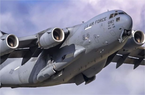 Avião militar dos EUA arremete ao tentar pousar em Campo Grande; vídeo