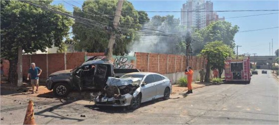 Batida entre Civic e Amarok deixa quatro pessoas feridas