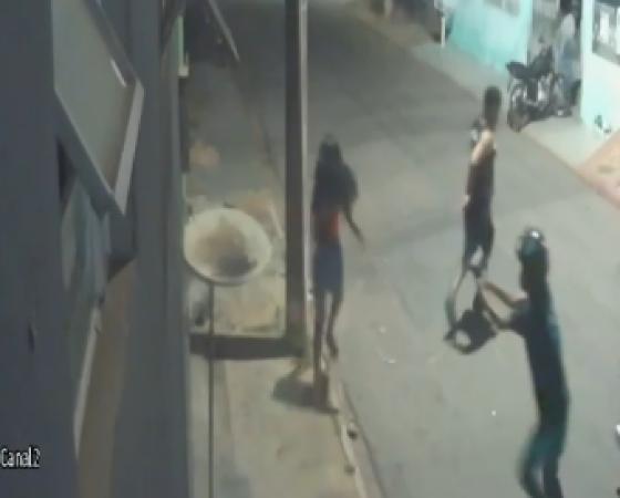 Vídeo mostra momento que adolescente é alvejada no meio da rua