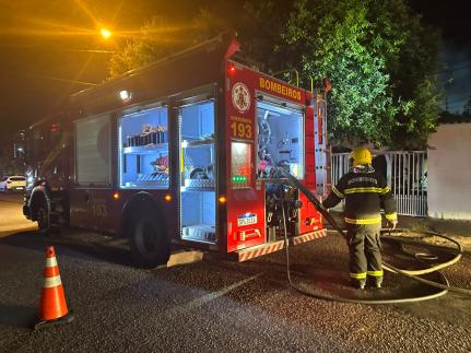 Vizinha ouve gritos de socorro e mulher é resgatada de casa incendiada no interior