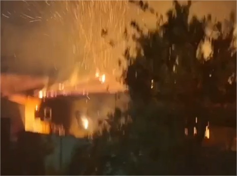 Casa é destruída pelo fogo em Cuiabá; bombeiros tiveram que arrombar porta para conter chamas