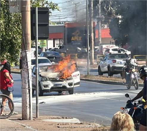 Carro pega fogo e interdita trânsito na avenida Fernando Corrêa, em Cuiabá; vídeo