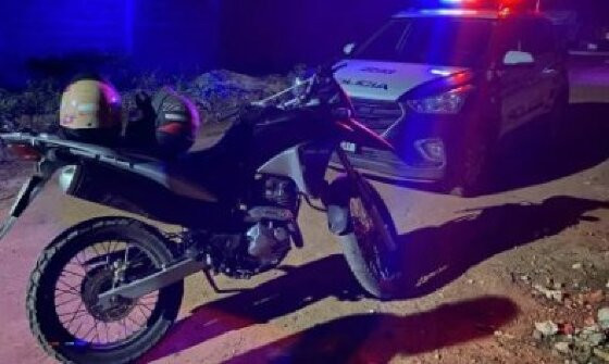 Menino de 13 anos tem casa invadida e é baleado por criminosos em Cáceres