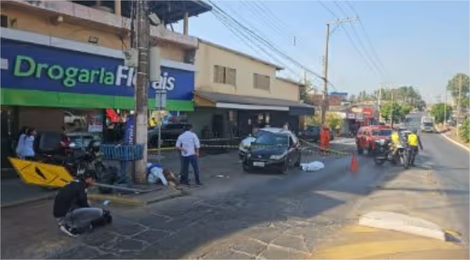 Motorista morre após sofrer mal súbito e bater carro em poste em avenida de Cuiabá