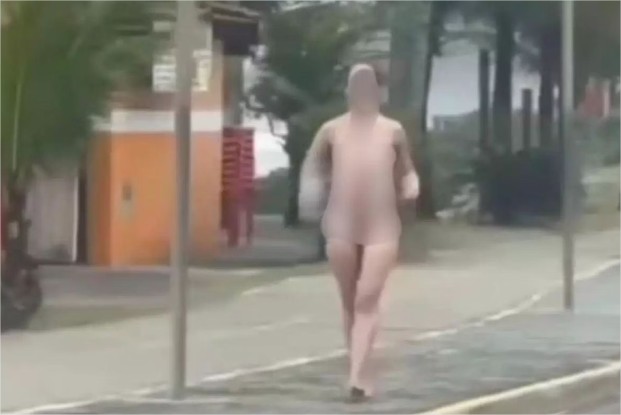 Vídeo: Mulher nua é abordada na praia e confessa ter matado o pai