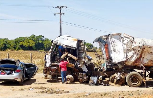 Perícia revela que ônibus invadiu pista e bateu em carreta