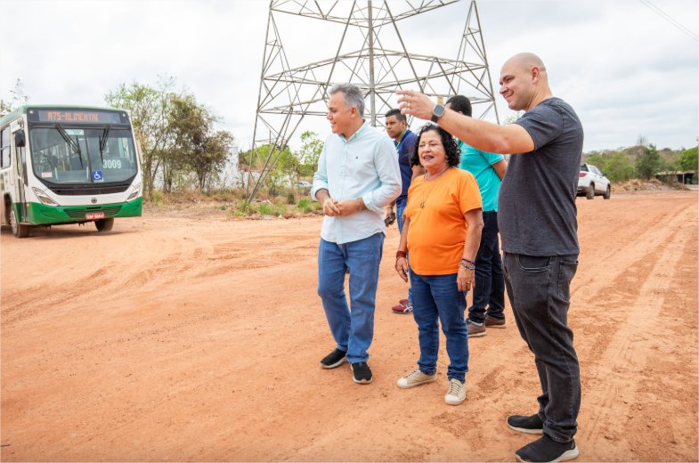 Abilio entrega patrolamento, anuncia iluminação e asfalto no Pedra 90